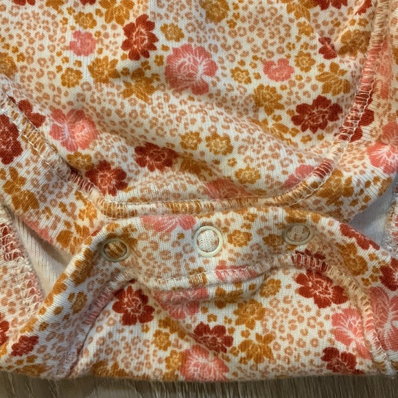 🌺 4/$20 🌺 Set of 2 Old Navy 0-3 mo body suits - Picture 4 of 7